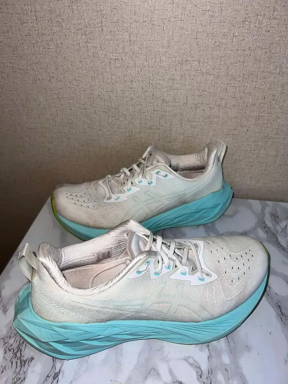 ASICS Novablast 4 Running Shoes White Illuminate Mint